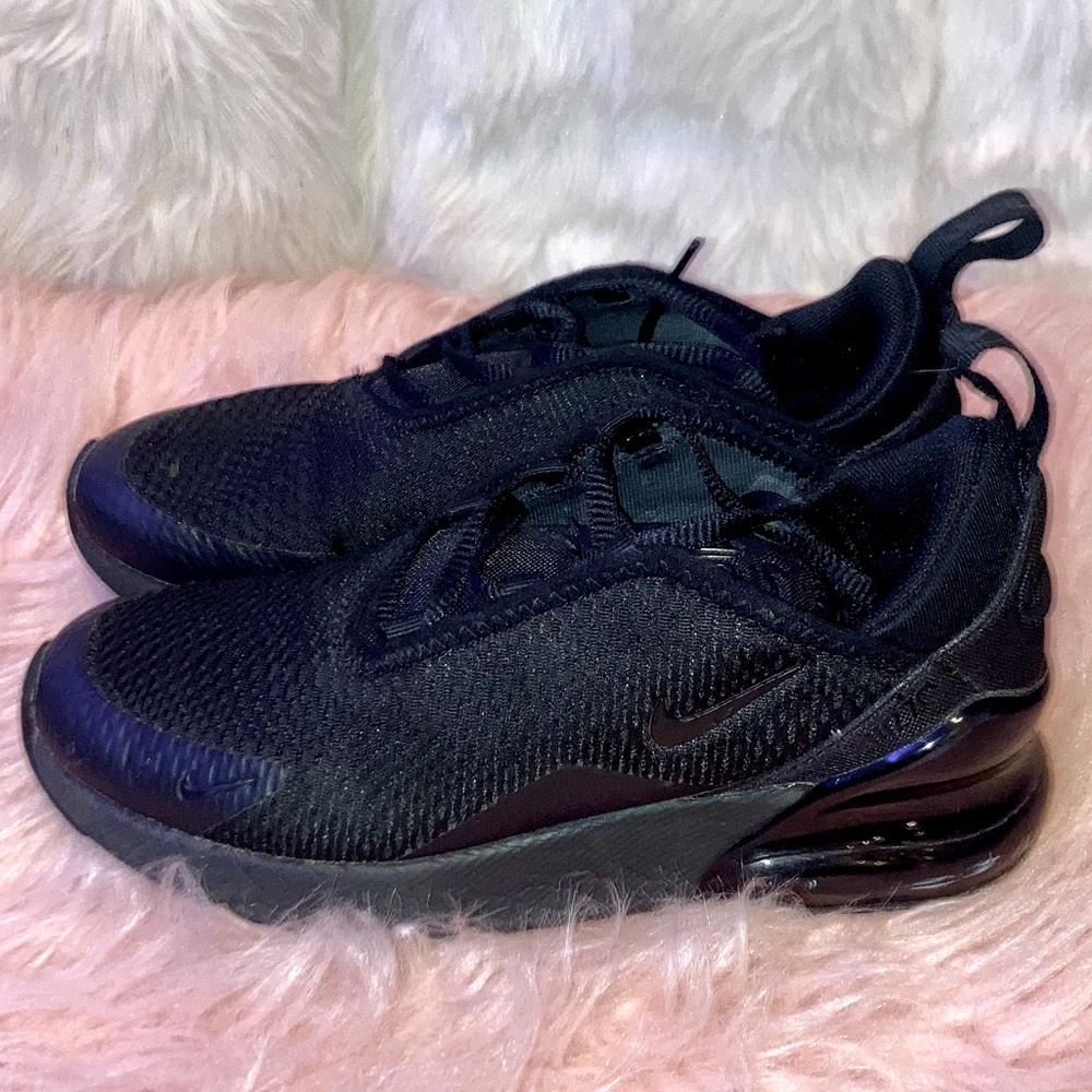 Boys Nike Air Max 270 Size 2Y All black